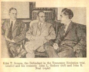Джон Томас Скоупс , подсъдим по делото "Еволюция" в Тенеси (в средата), и неговите адвокати Джон Л. Годси (вляво) и Джон Р.